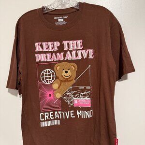 Members Only Graphic Tee – “Keep the Dream Alive” Teddy Bear | Size M